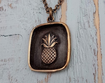Bronze Ananas Anhänger: Oxidierte Oberfläche, Gravur nach Wunsch