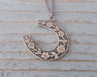 Naszyjnik z podkową – Srebrna zawieszka z motywem kwiatowym w kształcie podkowy – amulet jeździecki przynoszący szczęście, trwała biżuteria, prezent dla mamy lub trenera