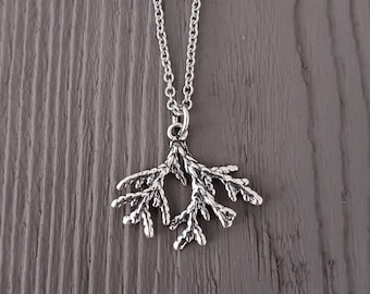 Zeder Halsketten Anhänger: Organisches Silber Weiß Bronze Detail - Botanischer Schmuck, Natur inspiriert, Herbst Accessoire