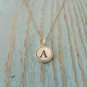 Colar Inicial Personalizado - Pingente de Chave de Máquina de Escrever em Prata - Todas as Letras Disponíveis