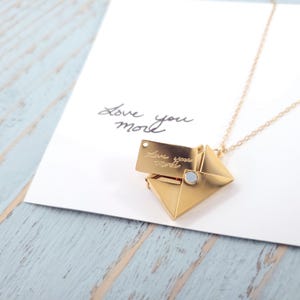 Collar con medallón de carta de amor de oro grabado con su letra o símbolo personalizado: una pequeña carta secreta escondida dentro de un colgante de sobre