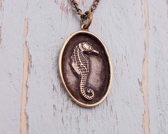 Bronze Seepferd Charm Anhänger, Gold Seepferd Schmuck, Individuell gravierte, personalisierte Halskette, Hand gegossene Bronze, poliert oxidiertes Finish