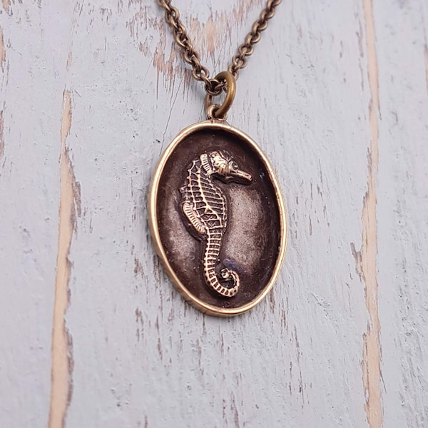 Seahorse Charm Pendant Necklace - Solid Hand Cast Jewelers Bronze - Finition oxydée polie - Engravure cadeau personnalisé disponible