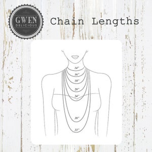 Op de afbeelding: Een lijntekening van een persoon die kettingen draagt ​​van verschillende lengtes, gelabeld in inches van 14 tot 33 inch. De afbeelding heeft de titel "Chain Lengths".