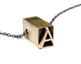 Brass Letterpress Initial Necklace - Collier pendentif en laiton massif Letterpress - Personnalisé - Toutes les lettres disponibles - Majuscules et minuscules