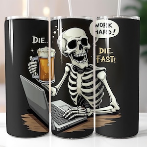 Work Hard Die Fast Tumbler Wrap PNG – 20oz smal tumbler sublimeringsdesign med skelett, laptop, ölmugg, rolig mörk kontorshumorkonst