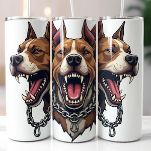 Puede incluir: Tres vasos aislados blancos con un gráfico de un perro de tres cabezas con pelaje marrón y blanco, gruñendo con los dientes descubiertos. Cada perro lleva un collar de cadena plateada. Los vasos tienen pajitas transparentes.