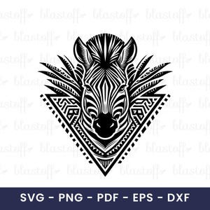 Puede incluir: Gráfico en blanco y negro de la cabeza de una cebra, con intrincados diseños de inspiración tribal. La cebra está centrada, con un patrón triangular debajo y elementos de plumas estilizadas. Incluye el texto "SVG - PNG - PDF - EPS - DXF".