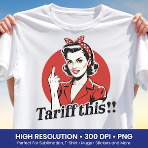 Könnte beinhalten: Weißes T-Shirt mit einer Retro-Illustration einer Frau in roter Kleidung und einem gepunkteten Haarband, die den Mittelfinger zeigt. Der Text "Tariff this!!" steht unter dem Bild. Das T-Shirt wird vor einem blauen Himmelshintergrund gehalten.