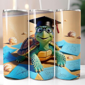 Può includere: Una tartaruga verde con un cappello da laurea e occhiali si trova su una spiaggia con fogli blu e bianchi. La tartaruga tiene una matita nella sua mano destra. Lo sfondo è una scena di spiaggia con sabbia e conchiglie.