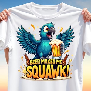 Könnte beinhalten: Weißes T-Shirt mit einem Cartoon-Papagei, der ein Bierglas hält. Der Papagei ist blau und hat einen offenen Schnabel. Unter dem Papagei steht der Text "BEER MAKES ME SQUAWK!", mit zwei Bierflaschen auf beiden Seiten.