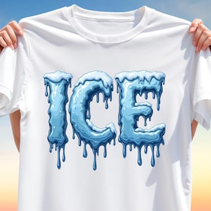 Puede incluir: Camiseta blanca con la palabra "ICE" en un diseño de hielo azul goteando. Las letras están estilizadas con un efecto de hielo derritiéndose, sobre un fondo de cielo azul y amarillo.