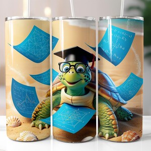 Può includere: Tre bicchieri in acciaio inossidabile con una tartaruga dei cartoni animati che indossa un cappello di laurea e occhiali. La tartaruga è circondata da fogli blu e bianchi con equazioni matematiche e forme geometriche. I bicchieri sono un ottimo regalo per gli amanti della matematica e i laureati.