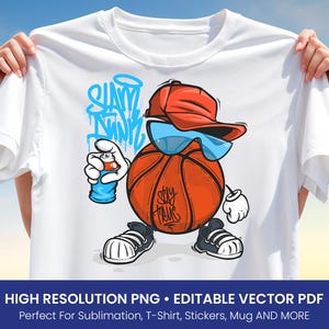 Könnte beinhalten: Weißes T-Shirt mit einer Cartoon-Basketballfigur, die eine rote Kappe und eine blaue Sonnenbrille trägt. Der Basketball hält eine Sprühdose und trägt die Aufschrift "Stay True". Das Shirt hat auch blauen Graffiti-Text. Das Shirt wird von Händen gehalten.