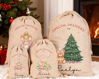 Puede incluir: Cuatro bolsas de regalo navideñas de arpillera beige con cierres de cordón. Las bolsas presentan diseños festivos que incluyen un árbol de Navidad, un oso de peluche y un ratón con corona. Las palabras "Special Delivery" y nombres están impresos.