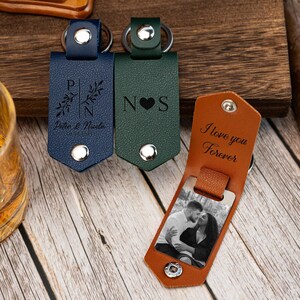 Gepersonaliseerde leren herensleutelhanger met foto, huwelijksverjaardagscadeau, aangepaste tekstsleutelhanger voor vriend, cadeau voor koppels, herencadeau