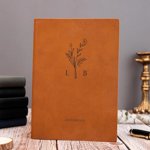 Aangepast lederen dagboek, gegraveerd notitieboekje met monogram, reisdagboek, verjaardagscadeau voor vriend, gepersonaliseerd dagboek voor moeder, dochter cadeau