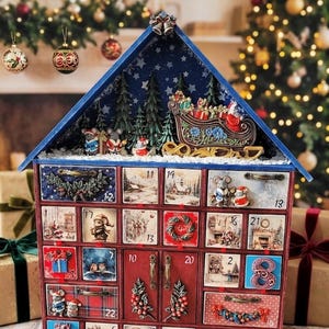 Puede incluir: Un calendario de adviento de madera con forma de casa y veinticuatro cajones numerados. El techo presenta una escena en miniatura con un trineo, Santa Claus y pinos. Cada caj&oacute;n muestra ilustraciones navide&ntilde;as, ratones, coronas y paisajes invernales, con tiradores de metal.