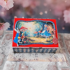 Caja de té de madera pintada a mano de Alicia en el País de las Maravillas, 6 compartimentos, un recuerdo de cuento de hadas lleno de fantasía.