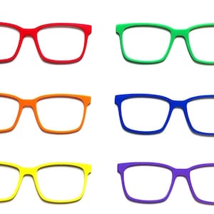 Peut inclure: Six paires de lunettes de vue de différentes couleurs : rouge, vert, orange, bleu, jaune et violet. Chaque paire a une monture rectangulaire et des verres transparents, sur fond blanc. Les montures sont de couleurs unies.