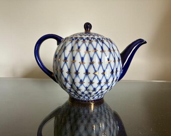 Fábrica Imperial de Porcelana Lomonosov. Tetera de 600 ml. Color cobalto. Decorada con oro de 22 quilates. Pieza vintage. URSS.