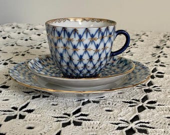 Porcelana imperial Lomonosov. Taza de café, platillo y plato, oro de 22 quilates. COBALT NET. URSS.