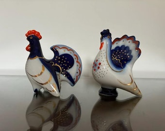 Fábrica Imperial de Porcelana Lomonosov, Salero y pimentero, decorados con oro de 22 quilates.