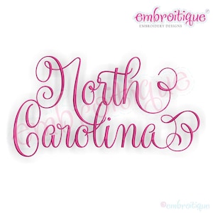 Puede incluir: Diseño bordado de las palabras "North Carolina" en una fuente cursiva rosa.