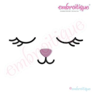 Puede incluir: Un diseño minimalista que presenta una cara de conejo con los ojos cerrados, pestañas, una nariz rosa y una boca negra. El diseño está sobre un fondo blanco, con el texto "embroitiique" en rosa.