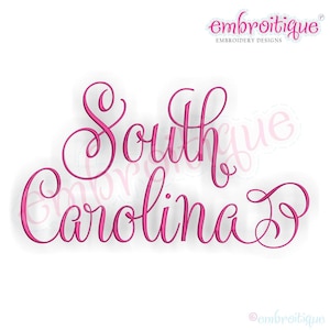 Puede incluir: Diseño bordado de "South Carolina" en una fuente de escritura cursiva. El texto es rosa y el fondo es blanco.