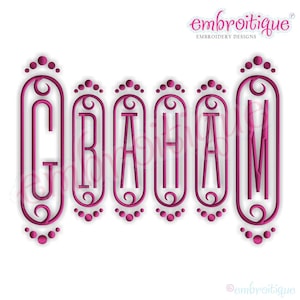 Op de afbeelding: De naam "GRAHAM" geborduurd in roze met een decoratief lettertype. Elke letter is omsloten door een frame met een swirl-ontwerp en een rij kleine cirkels boven elke letter.