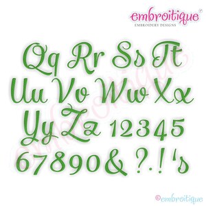 K&ouml;nnte beinhalten: Gr&uuml;ner kursiv geschriebener Alphabet mit Gro&szlig;buchstaben Q bis Z, Kleinbuchstaben u, v, w, x, y und z sowie Zahlen von 1 bis 9 und 0. Die Schriftart enth&auml;lt auch kaufm&auml;nnisches Und, Fragezeichen, Ausrufezeichen und Apostroph.