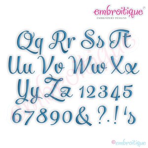 K&ouml;nnte beinhalten: Ein blaues kursives Alphabet mit Gro&szlig;buchstaben, Kleinbuchstaben, Zahlen und Satzzeichen. Die Schriftart ist im Skriptstil mit einem flie&szlig;enden, eleganten Look.