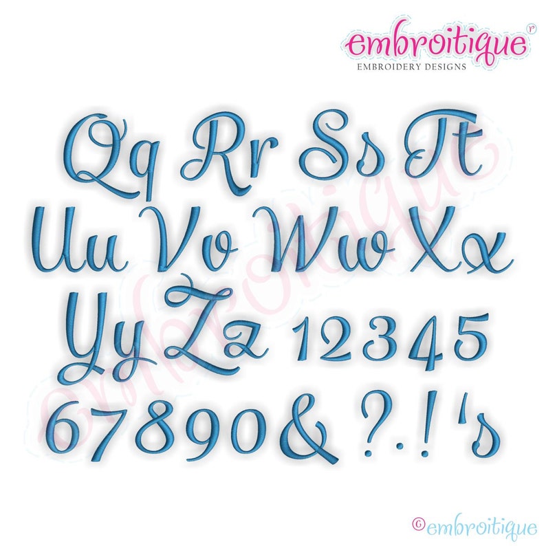 K&ouml;nnte beinhalten: Ein blaues kursives Alphabet mit Gro&szlig;buchstaben, Kleinbuchstaben, Zahlen und Satzzeichen. Die Schriftart ist im Skriptstil mit einem flie&szlig;enden, eleganten Look.