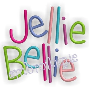 以下が含まれることがあります： カラフルな輪郭のある文字で「JEllie Belle」という単語が刺繍されたデザイン。メインテキストの下に、より小さな筆記体で「刺繍」という言葉が書かれています。