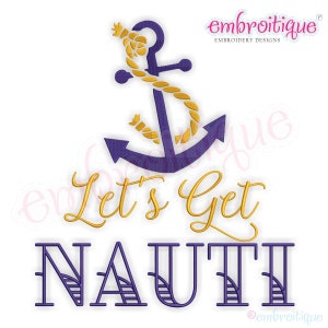 Pode incluir: Design de bordado "Let's Get Nauti" com uma âncora roxa com uma corda dourada enrolada ao redor. O texto é dourado com um tema náutico.
