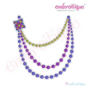 Könnte beinhalten: Eine dreireihige Perlenkette mit einem Blumenanhänger. Die Perlen sind lila, blau und grün.