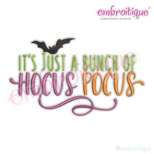 Pode incluir: Um design com tema de Halloween com a frase "IT'S JUST A BUNCH OF HOCUS POCUS" em letras verdes, roxas e laranja, com um morcego preto acima. O design é para bordado.