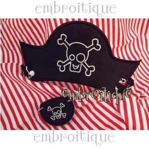 Puede incluir: Un sombrero de pirata negro con un diseño de calavera y huesos cruzados blancos. También se incluye un parche para el ojo negro a juego con un diseño de calavera y huesos cruzados blancos.