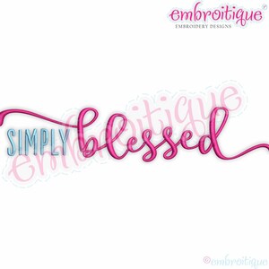 Puede incluir: Diseño bordado con el texto "Simply Blessed" en letras rosas y azules.