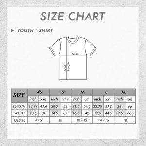 Puede incluir: Tabla de tallas para camiseta juvenil con medidas en pulgadas y cent&iacute;metros. La tabla muestra las tallas XS, S, M, L y XL con las medidas de longitud y ancho correspondientes.