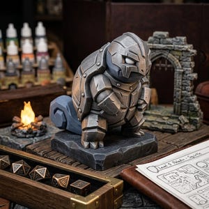 Puede incluir: Figura detallada, gris metálico, de una criatura parecida a una tortuga con armadura, sobre una base de piedra. La figura forma parte de una configuración de juego de mesa, con dados, una fogata en miniatura y un mapa de mazmorras.