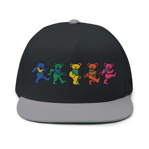 Casquette plate avec ours arc-en-ciel dansants | Style Grateful Dead brodé