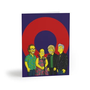 Op de afbeelding: Wenskaart met een cartoonillustratie van vier figuren tegen een rode en blauwe doelachtergrond. De figuren zijn in cartoonstijl, elk met verschillende kleding en uitdrukkingen. De kaart is wit.