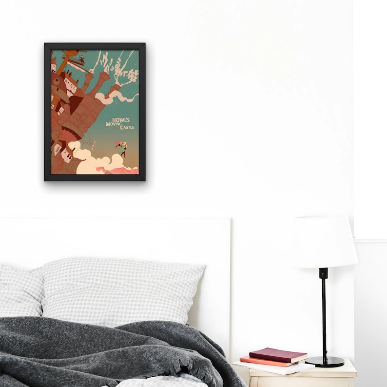 Op de afbeelding: Een ingelijste poster met een gestileerde illustratie van een bewegend kasteel uit de film "Howls bewegende kasteel". Het kasteel is bruin en rood met een schoorsteen en een groot raam. De poster heeft een blauwe en groene achtergrond met de titel "Howls bewegende kasteel" in witte tekst.