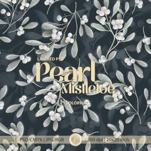 Könnte beinhalten: Ein digitales Muster mit weißen Mistelbeeren und salbeigrünen Blättern auf dunkelanthrazitfarbenem Hintergrund. Text: LAYERED PSD, Pearl Mistletoe, 8 COLORWAYS, PSD/CMYK | JPG/RGB, 300 dpi | 50,8x50,8 cm. Das Design enthält ein kreisförmiges Logo.