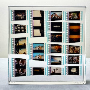 Puede incluir: Un letrero de madera rústico con el texto "Welcome to our home" en un estilo manuscrito. El letrero es rectangular, con un acabado envejecido y un diseño sencillo y acogedor. Adecuado para uso en interiores o exteriores.