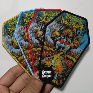 Puede incluir: Cuatro parches bordados con forma de ataúd, con el texto "The Black Dahlia Murder" y una ilustración detallada. Los parches tienen bordes dorados, azul claro, rojos y negros. La ilustración incluye una figura coronada.