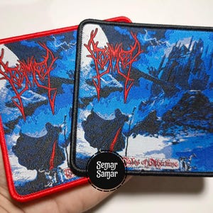 Può includere: Due toppe rettangolari con un disegno di paesaggio blu e nero. Le toppe presentano testo rosso e una figura nera. Una toppa ha un bordo rosso, l'altra un bordo nero. Il testo "Tales of Othertime" è visibile.