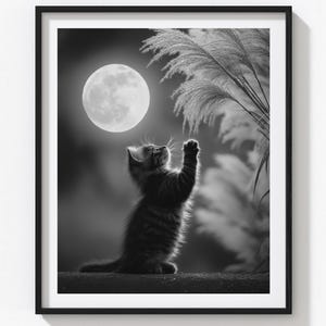 Könnte beinhalten: Schwarz-Weiß-Druck in einem Rahmen, der eine Katze zeigt, die nach dem Vollmond greift. Die Katze steht auf einem Sims, mit hohem Gras im Hintergrund. Ein ruhiges, von der Natur inspiriertes Kunstwerk.